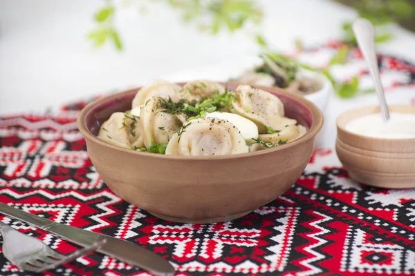 Petites poches de pâte remplies de viande hachée — Photo