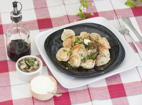 Små fickor av deg fylld med köttfärs — Stockfoto