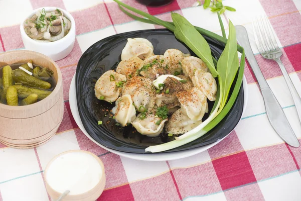 Hamur küçük cepler kıyma ile dolu