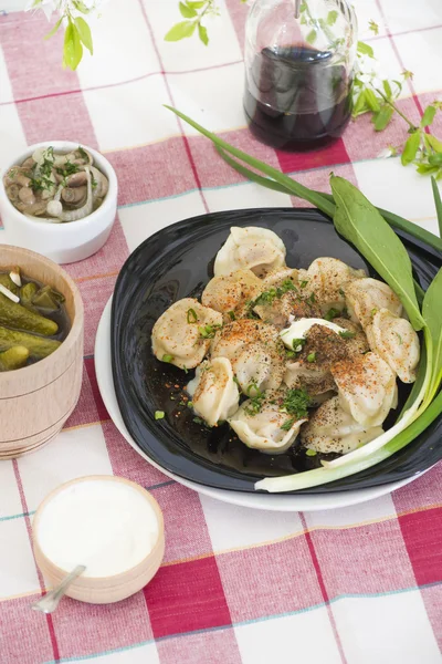 Petites poches de pâte remplies de viande hachée — Photo