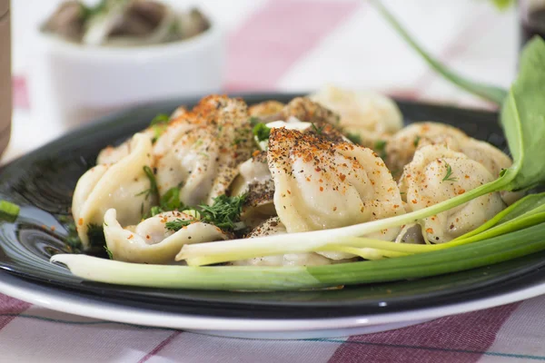 Små fickor av deg fylld med köttfärs — Stockfoto