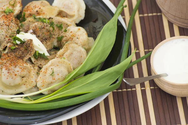 Petites poches de pâte remplies de viande hachée — Photo