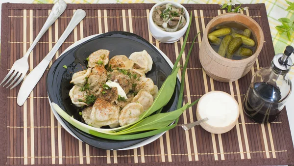 Petites poches de pâte remplies de viande hachée — Photo