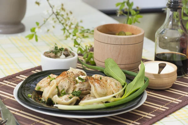 Petites poches de pâte remplies de viande hachée — Photo