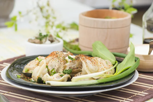 Hamur küçük cepler kıyma ile dolu