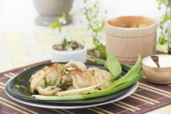 Petites poches de pâte remplies de viande hachée — Photo