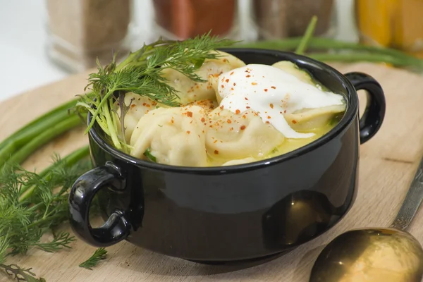 Hamur küçük cepler kıyma ile dolu