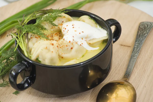 Petites poches de pâte remplies de viande hachée — Photo