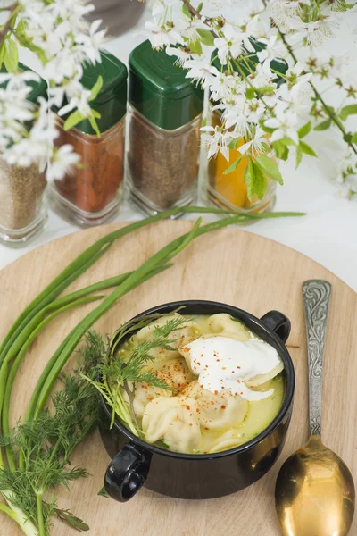 Små fickor av deg fylld med köttfärs — Stockfoto