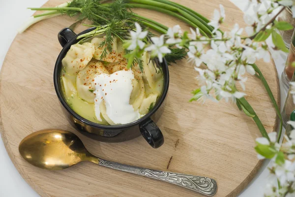 Hamur küçük cepler kıyma ile dolu