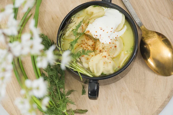 Petites poches de pâte remplies de viande hachée — Photo