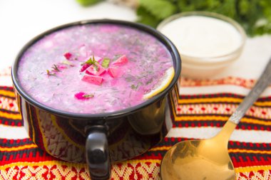 Ekşi süt soğuk çorba