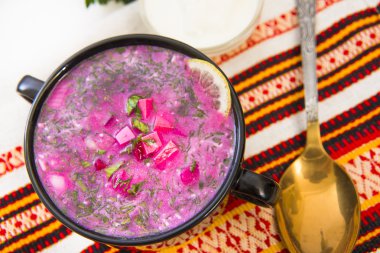 Ekşi süt soğuk çorba