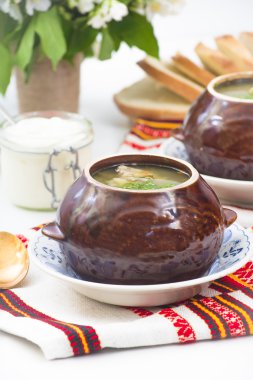 Geleneksel Ukrayna yeşil kuzukulağı çorbası