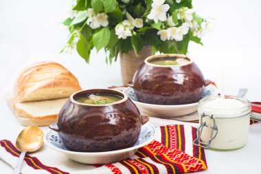 Geleneksel Ukrayna yeşil kuzukulağı çorbası