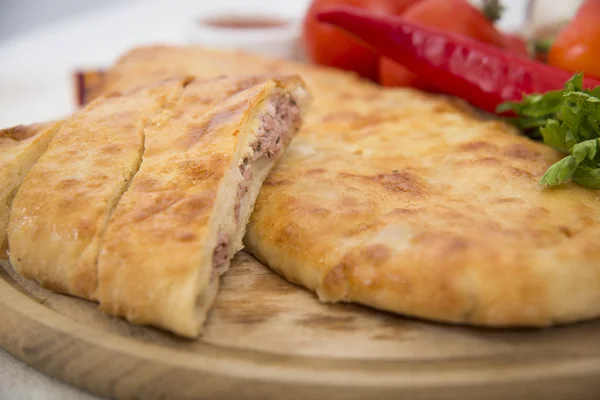 Encuentro georgiano tradicional y pastel de queso caliente Imágenes De Stock Sin Royalties Gratis