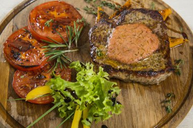 biftek ve ızgara domates