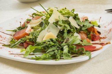 Parmesan peynirli sebze salatası