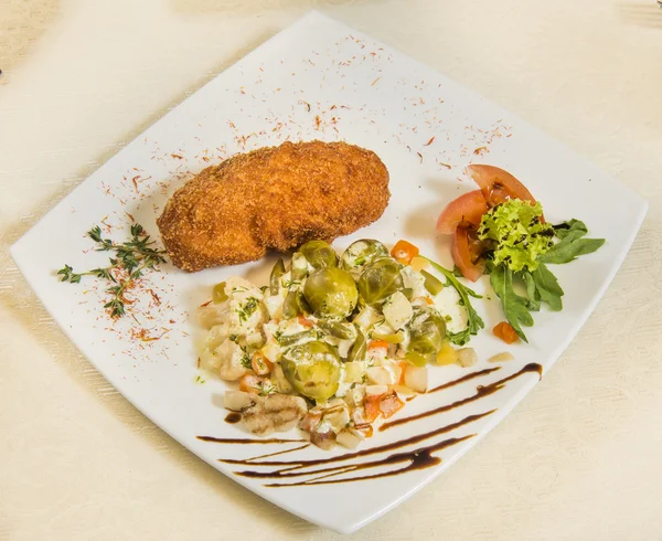 Pirzola ve pişmiş sebze — Stok fotoğraf