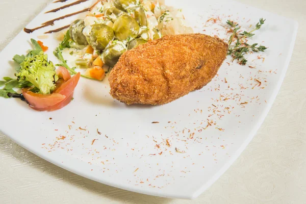 Schnitzel und gebackenes Gemüse — Stockfoto