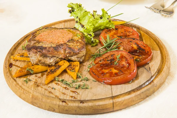 Steak und gegrillte Tomaten — Stockfoto