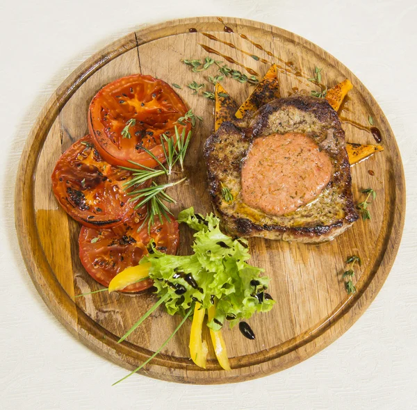 Steak und gegrillte Tomaten — Stockfoto