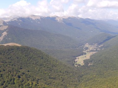 Pescasseroli, Abruzzo, İtalya yakınındaki ormanda yürüyüş