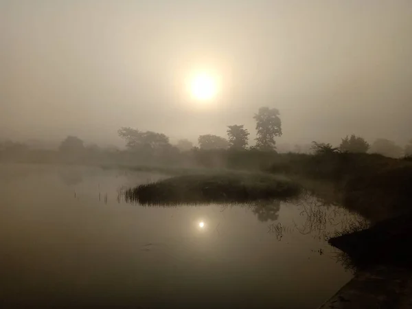 冬季雾蒙蒙的晨曦和湖水中的阳光反射 — 图库照片