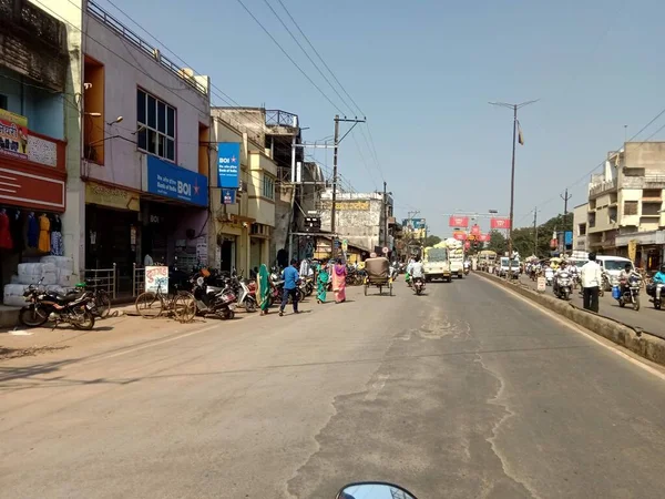 Hint caddesinde gün ortası trafiği