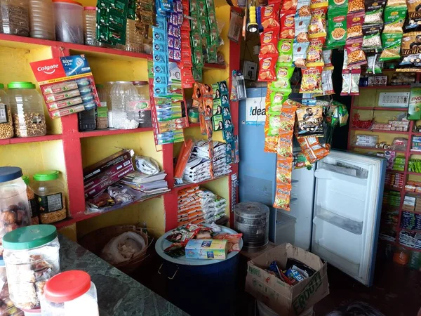 Bir Hint köyündeki yerel bir marketin içinde.