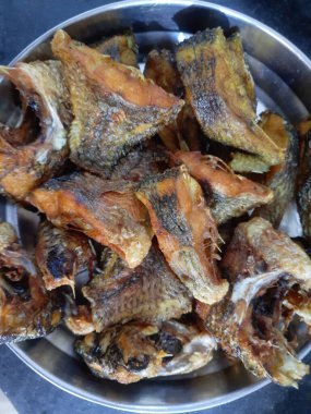 Kızarmış balık parçaları.