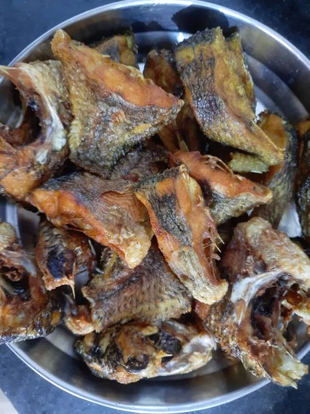 Kızarmış balık parçaları.