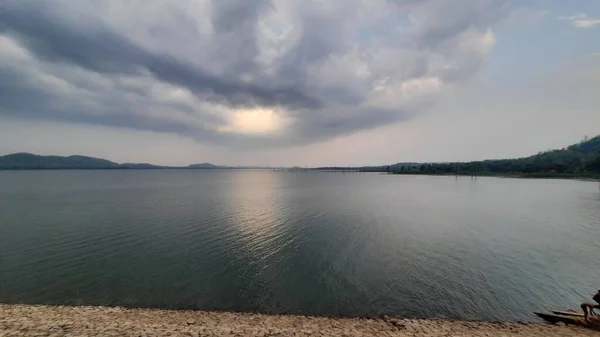 Sondhur Barajı Hindistan 'da göl suyunun üzerindeki bulutlar