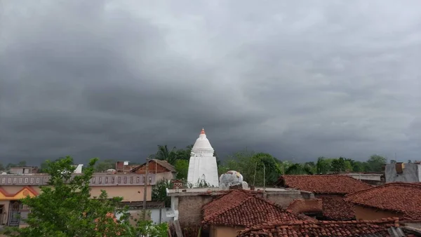 Köyün ortasında bir tapınak.