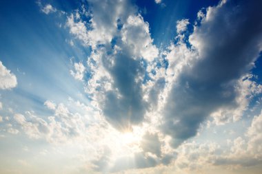 Güneş ışığıyla gün batımı bulutları