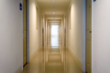 Apartmanda koridor, yurtta kapı.