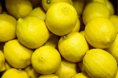 Taze pazarda yün kutu satışında sarı limon