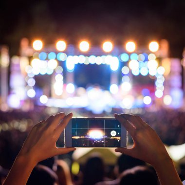 Canlı konserde el ele tutuşan akıllı telefon, People taki