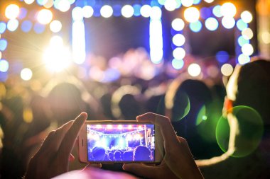 Canlı konserde el ele tutuşan akıllı telefon, People taki