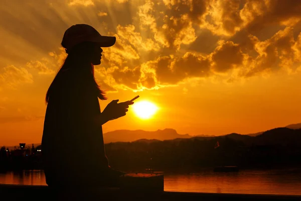 Молода Жінка Використовує Силует Смартфона Заході Сонця — стокове фото
