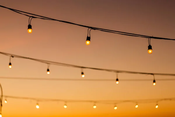 Vintage Light Bulbs String Wire Sunset Decor Outdo — Stock Photo, Image
