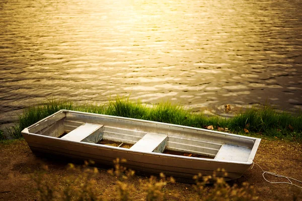 Boot Aan Een Merenkust Bij Zonsondergang — Stockfoto