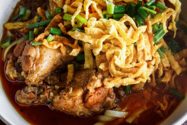 Kuzey Tayland eriştesini hindistancevizi sütlü köri çorbasına (Khoa soi Kai) 