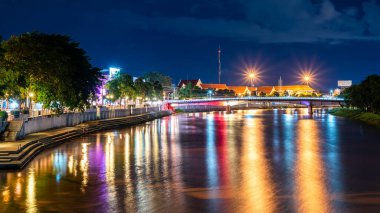  Su ışığı yansımalı Ping nehri gece görüşü Nawarat Köprüsü, Chiang Mai, Tayland 