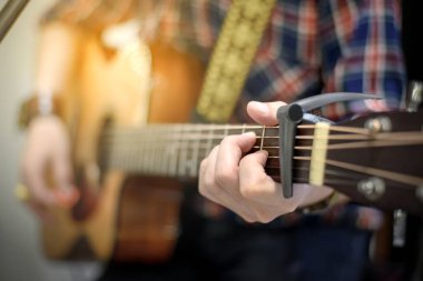 Gitar çalan müzisyeni kapatın. 