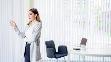 Beyaz ve Modern Ofis Odasında Güzel İş Kadını