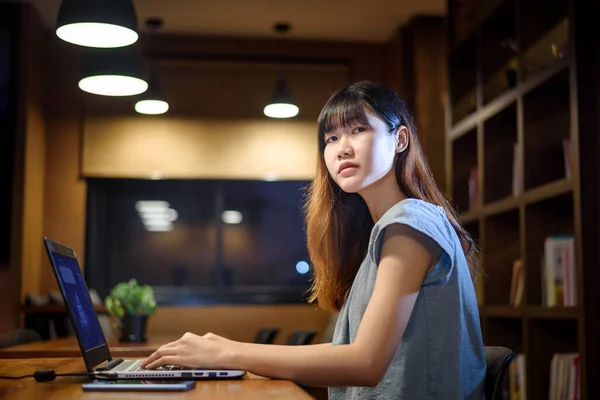 Mulher Estudante Asiática Bonita Feliz Que Trabalha Portátil Sala Moderna — Fotografia de Stock
