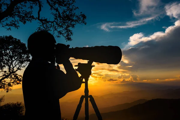 Silueta Fotógrafo Paisaje Utilizar Lente Teleobjetivo Super — Foto de Stock