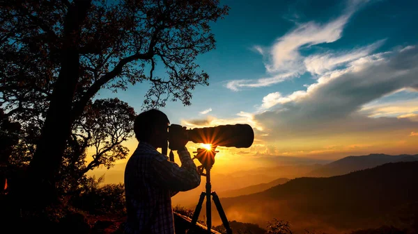Silhouette Eines Landschaftsfotografen Mit Super Teleobjektiv — Stockfoto