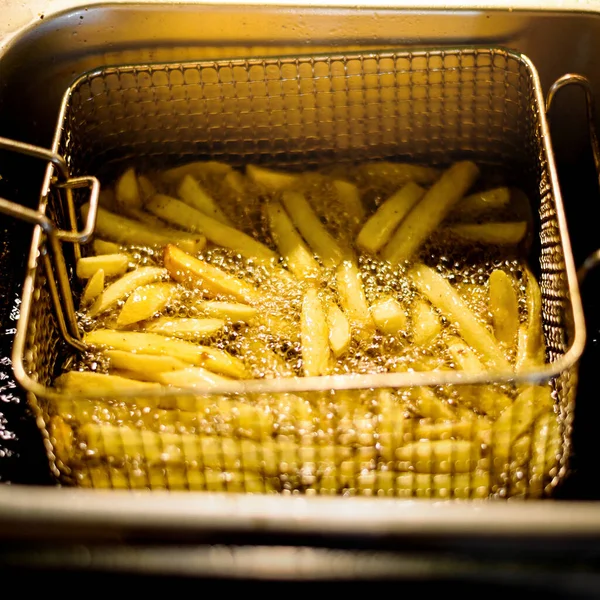 Zbliżenie Frytki Ziemniaki Gotowanie Koszu Frying Machine Głęboko Smażone Gorącym — Zdjęcie stockowe